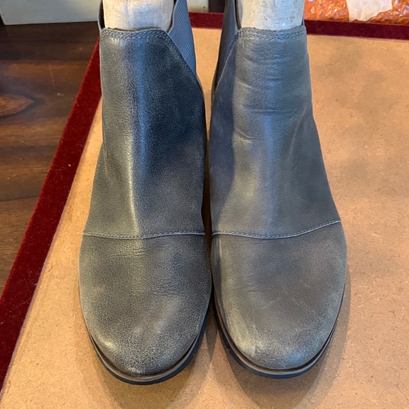 ☑️ Sorel Gray Ankle Thick rubber sole side elastic stretch on Booties - Picture 2 of 11